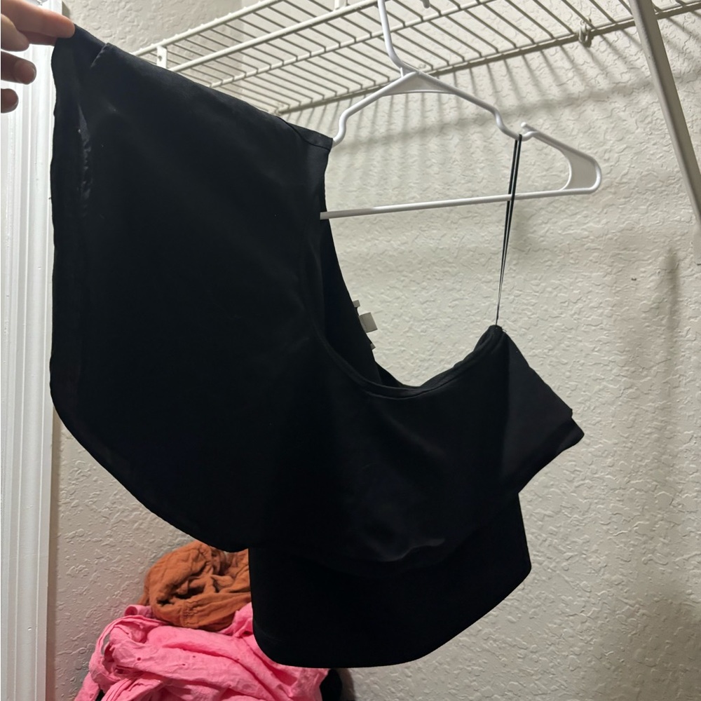 black one shoulder crop top
